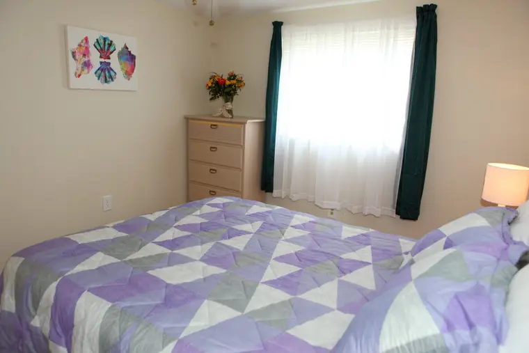 Second queen bedroom with dresser and flower vase, Happy Turtle B