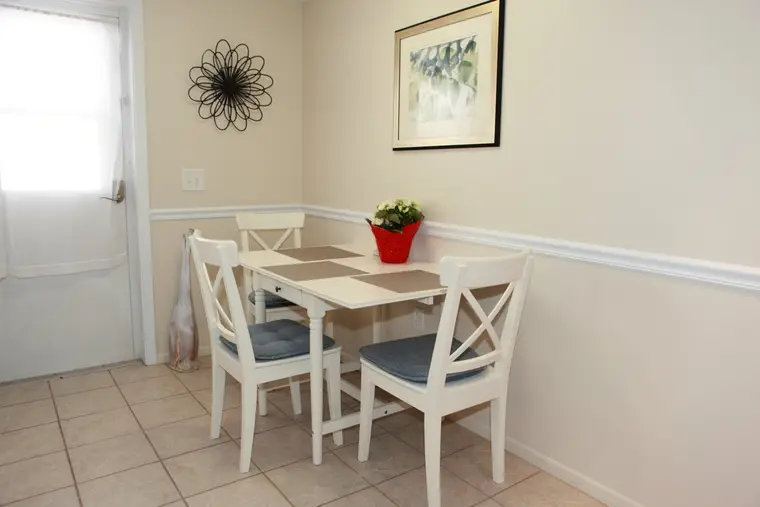 Dining nook with table for four by the window, Happy Turtle B