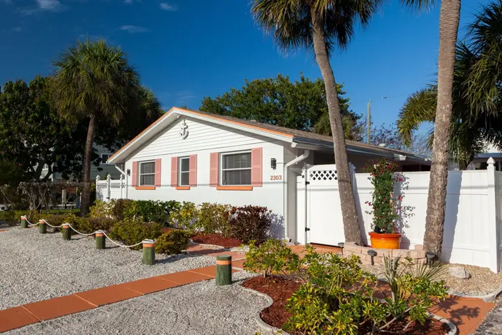 Happy Turtle B: beach duplex about 60 steps from the Gulf in Bradenton Beach