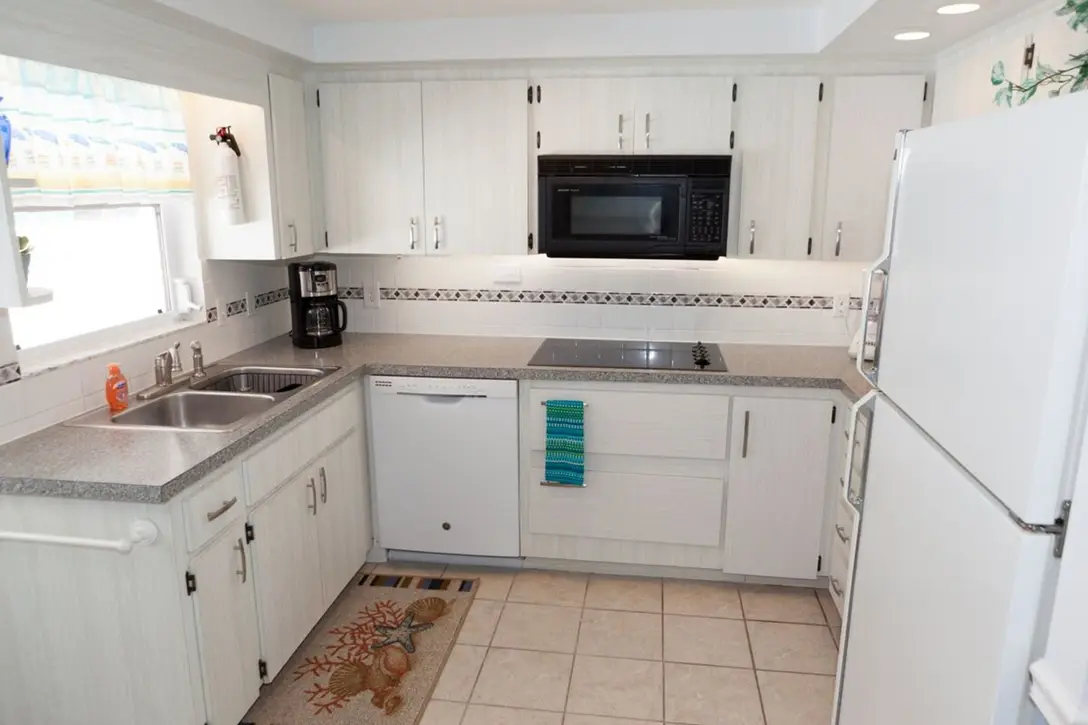 White kitchen with full-size appliances and microwave, Happy Turtle A